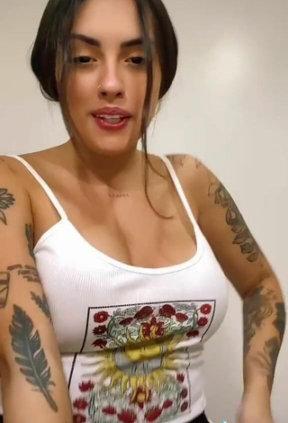 4. Guapísima Vitoria Marcilio Enseña Escote Con Atractivos Top Corto Y Tetas Saltarinas