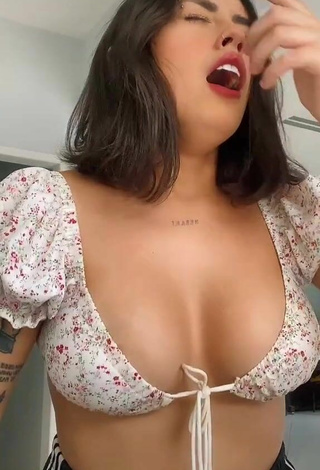 Sexy Vitoria Marcilio enseña escote con Top Corto Floral sin brassière