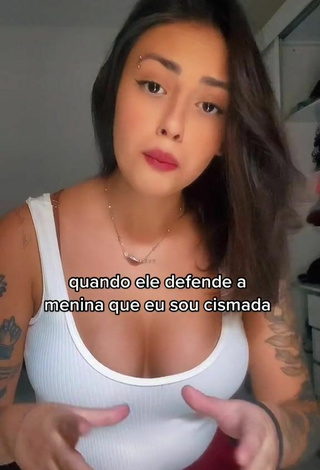 Sexy Vitoria Marcilio enseña escote con Camiseta Sin Mangas Blanco