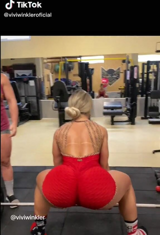 Adorable Vivi Winkler Enseña el culo en el club deportivo