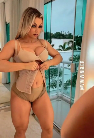 Sexy Vivi Winkler enseña escote con Corsé Beige