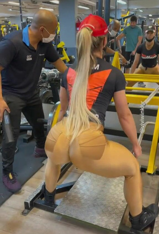 3. Maravillosa Vivi Winkler Enseña El Culo En El Club Deportivo Mientras Hace Ejercicios Físicos