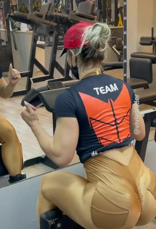 Más caliente Vivi Winkler Enseña el culo en el club deportivo