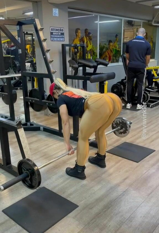 Impresionante Vivi Winkler Enseña el culo en el club deportivo mientras hace ejercicios físicos