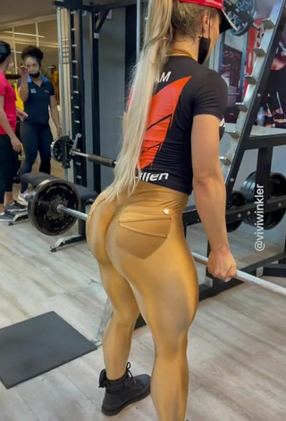 4. Impresionante Vivi Winkler Enseña El Culo En El Club Deportivo Mientras Hace Ejercicios Físicos