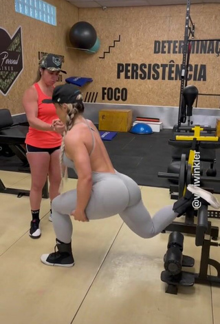 Linda Vivi Winkler Enseña el culo en el club deportivo