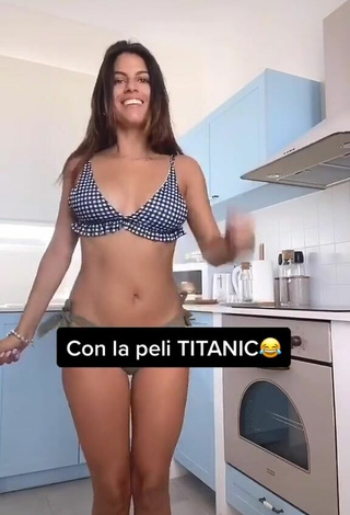 3. Sexy Paola Enseña Escote Con Sujetador De Bikini