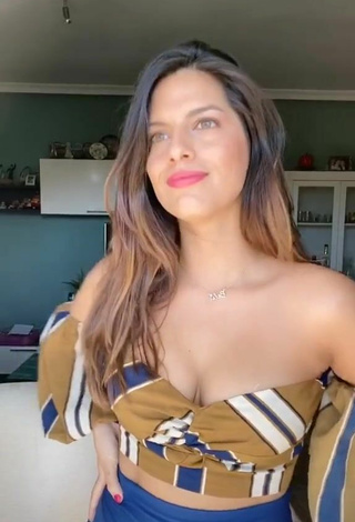 Hermosa Paola enseña escote con Top Corto