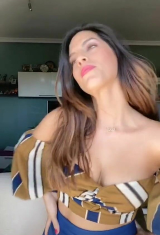 2. Hermosa Paola Enseña Escote Con Top Corto