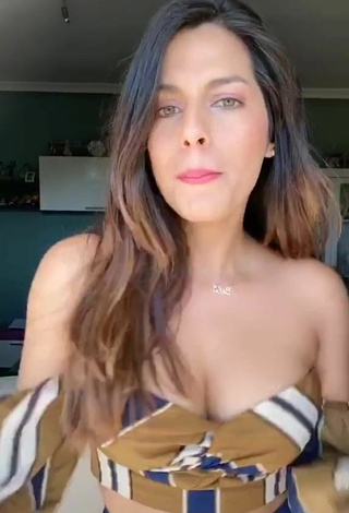 6. Hermosa Paola Enseña Escote Con Top Corto