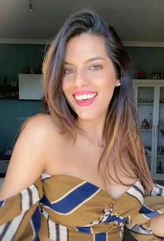 3. Sexy Paola Enseña Escote Con Top Corto