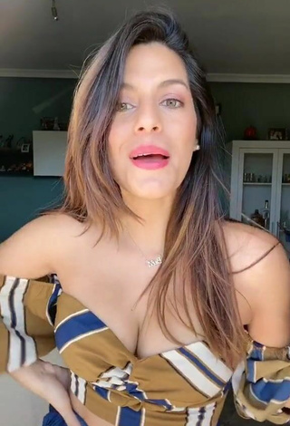 4. Sexy Paola Enseña Escote Con Top Corto