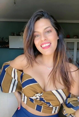 6. Sexy Paola Enseña Escote Con Top Corto