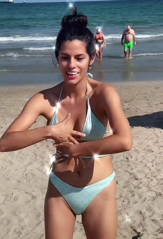 4. Caliente Paola Enseña Escote Con Bikini Azul En La Playa