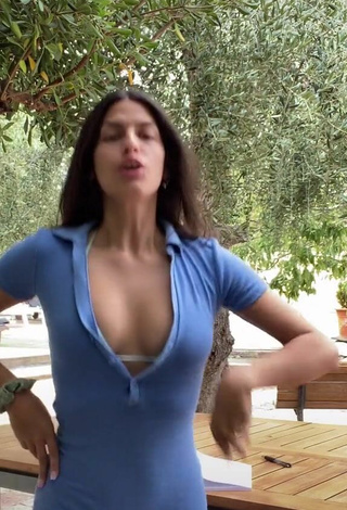 4. Caliente Paola Enseña Escote Con Mono Y Tetas Saltarinas