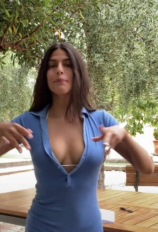 6. Caliente Paola Enseña Escote Con Mono Y Tetas Saltarinas