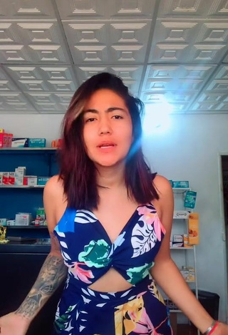 6. Sexy Yuzney Guerrero Con Mono Floral