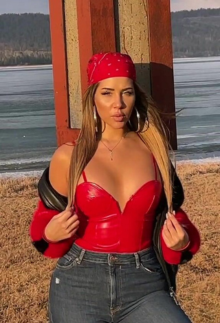 Caliente MIRAVI con Top Rojo en la playa