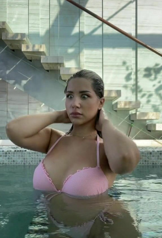 6. Sexy MIRAVI Con Sujetador De Bikini En La Piscina