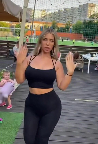 3. Más Caliente MIRAVI Con Leggings Negro