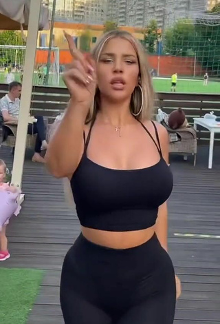 4. Más Caliente MIRAVI Con Leggings Negro