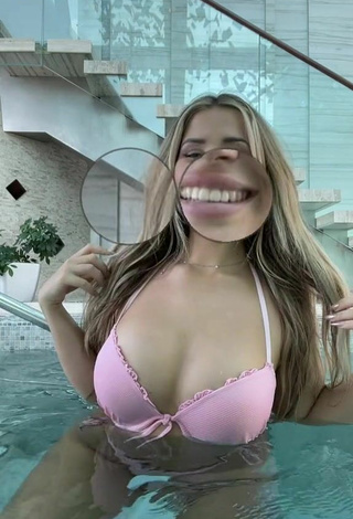 4. Sexy MIRAVI Enseña Escote Con Bikini Rosa En La Piscina