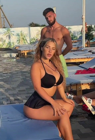 2. Preciosa MIRAVI Con Bikini Negro