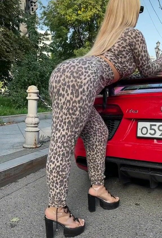 Bonita MIRAVI con Leggings Leopardo en una calle