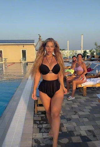 Más caliente MIRAVI con Bikini Negro