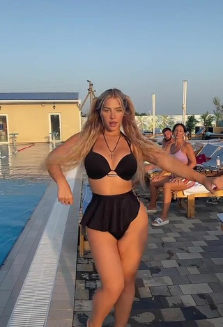 2. Más Caliente MIRAVI Con Bikini Negro