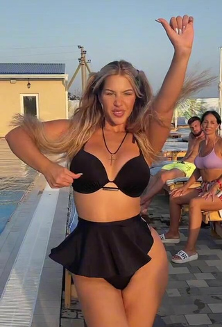 3. Más Caliente MIRAVI Con Bikini Negro