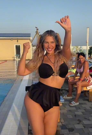 5. Más Caliente MIRAVI Con Bikini Negro