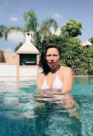 3. Sexy Elli Di Con Sujetador De Bikini En La Piscina