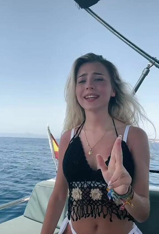 5. Sexy Aaamalia Con Bikini En Un Barco