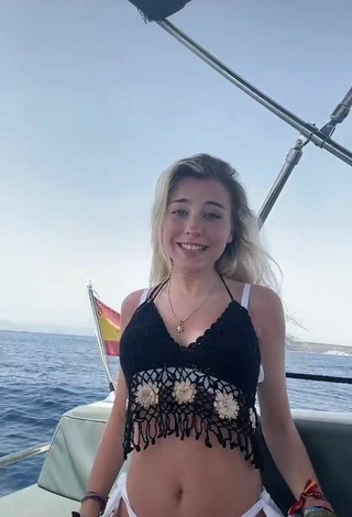 5. Atractiva Aaamalia Con Provocativos Bikini En Un Barco