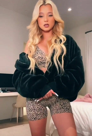 Guapísima Alabama Barker con Atractivos Sujetador Leopardo