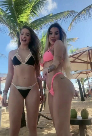 Hermosa Alannis Proença con Bikini en la playa