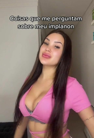 Cariño Alannis Proença enseña escote con Sensuales Top Corto Rosa