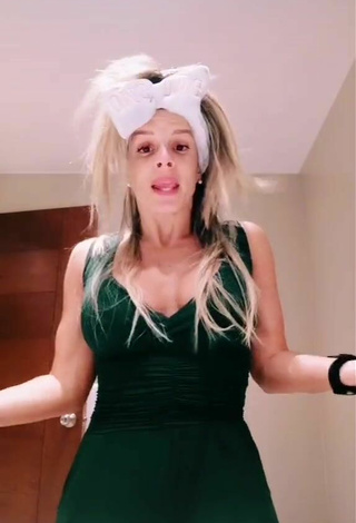 Sexy Alejandra Baigorria enseña escote con Vestido