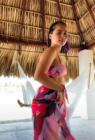 Bonita Alexandra enseña escote con Sujetador de Bikini