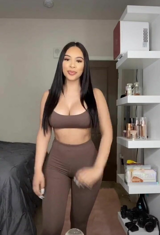 Sexy Alondra Ortiz con Leggings Marrón