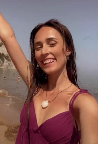 4. Sexy Andra Gogan Enseña Escote En La Playa