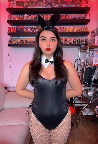 Sexy Andyy Tok enseña escote con Traje de Cuerpo Negro