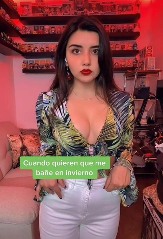 Más caliente Andyy Tok enseña escote con Top Corto