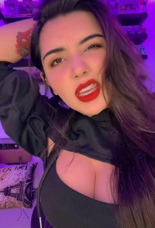 Guapísima Andyy Tok Enseña Escote