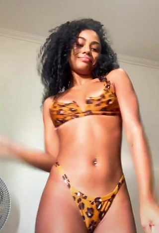 5. Magnífica Angel Oficial Con Tentadores Bikini Leopardo