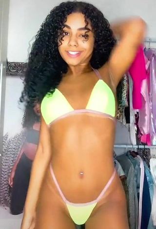 2. Linda Angel Oficial Enseña Escote Con Encantadores Bikini