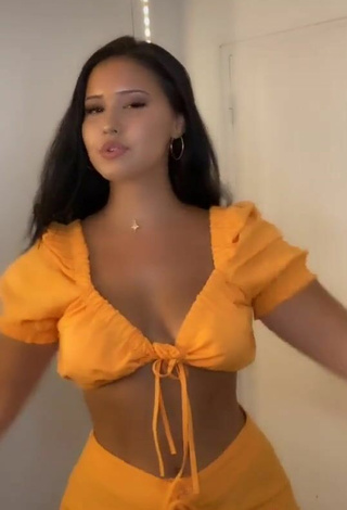 6. Más Caliente Anissa Enseña Escote Con Top Corto Naranja