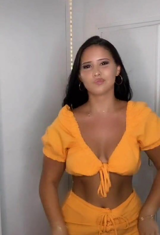 3. Atractiva Anissa Enseña Escote Con Seductores Top Corto Naranja