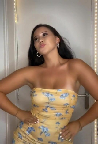 Sexy Anissa enseña escote con Vestido Floral